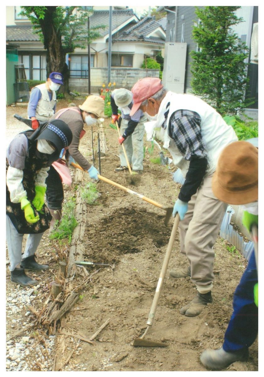 【共同募金助成】公的施設の花壇作り、地域の仲間づくり（山形村/中大池健康花づくりの会）