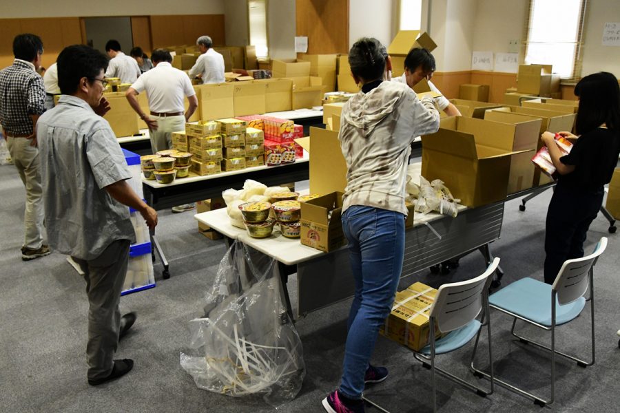 集めた食品を仕分け発送するボランティアも募っています!