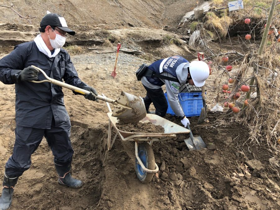 住家や畑での泥のかき出し支援に