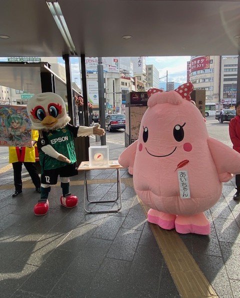 松本山雅FC 様のオフィシャルマスコット「ガンズくん」と一緒に街頭募金を実施しました。